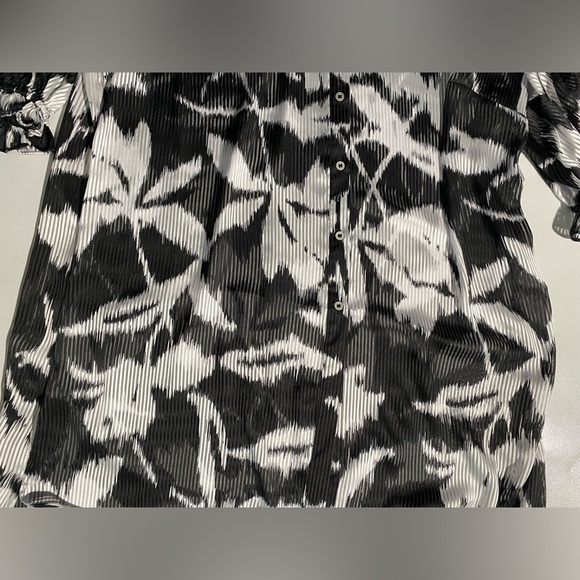 NEW Plus Size 2X Slim Factor Investments Ikat Floral Collar Button Front $99 - Picture 7 of 12